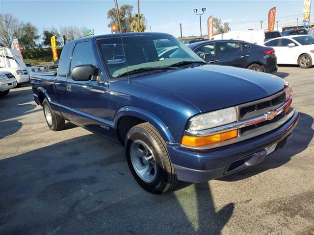 $11999 : 2001 S10 Pickup image 2