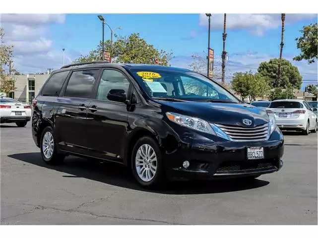 2016 Toyota Sienna XLE Minivan image 2