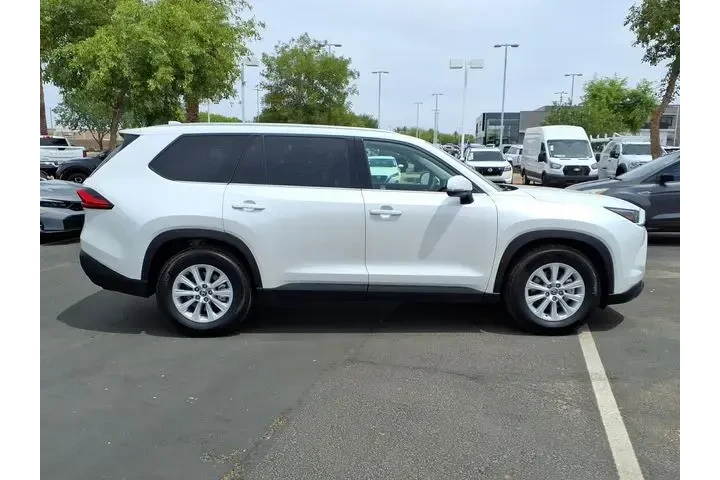 $39490 : Toyota Grand Highlander 2024 image 3
