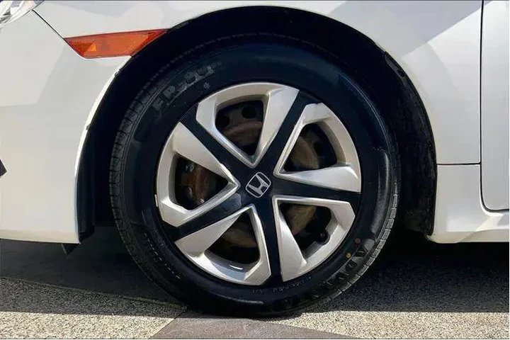 $19985 : Honda Civic 2018 LX 4dr Seda image 9