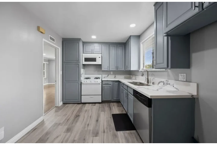 $2500 : 3Bedroom Home in S Vermont Ave image 4