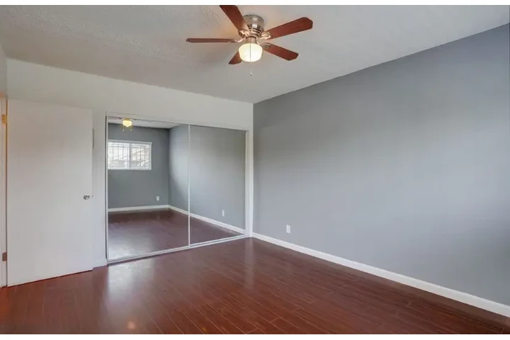 $1985 : 2 Bedroom with parking in LA image 6