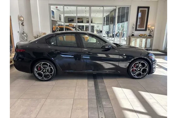 $27990 : Alfa Romeo Giulia 2022 AWD T image 2