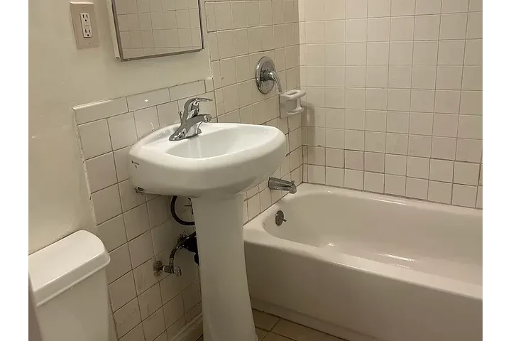 $1000 : 3 bedroom 2 bathroom Downey image 1