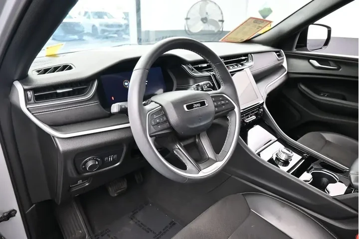 $30000 : Jeep Grand Cherokee 2023 4x4 image 10