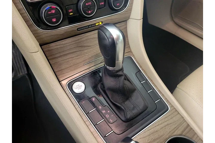 $13599 : Volkswagen Passat 2018 2.0T image 9