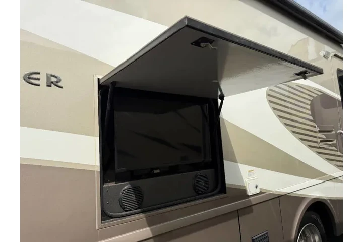 $68500 : 2017 Winnebago Sightseer 35G image 6