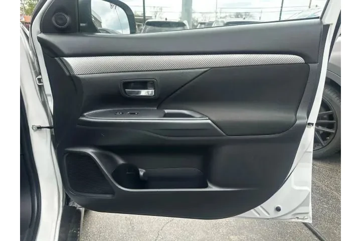 $13995 : 2017 OUTLANDER image 2