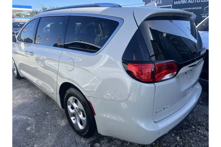 $9850 : 2017 Pacifica Touring-L Plus image 6