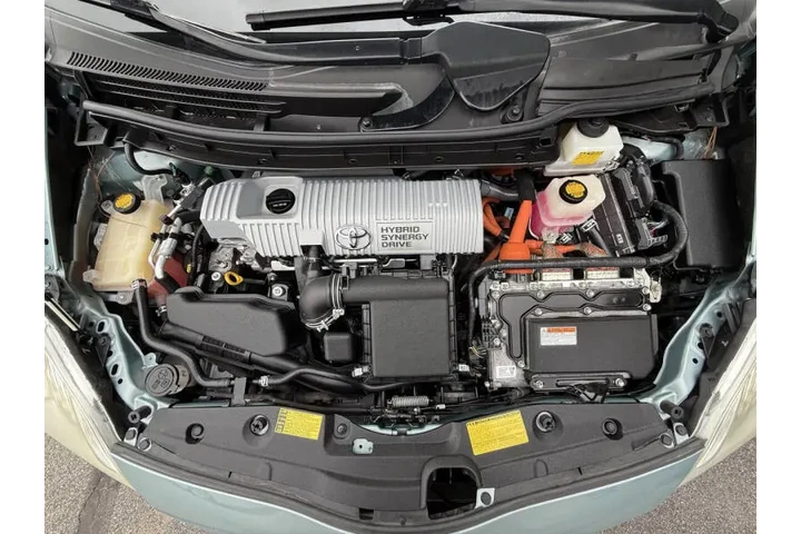$12550 : 2013 Prius Three image 10
