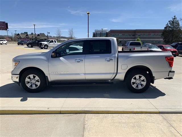 $33840 : 2019 Titan SV Truck Crew Cab image 2