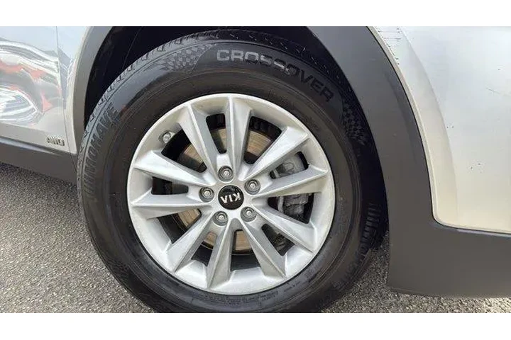 $12743 : Kia Sorento 2019 AWD S V6 4d image 5