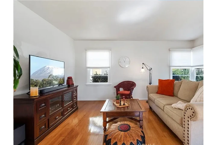 $1000 : freshly painted Newly home image 3