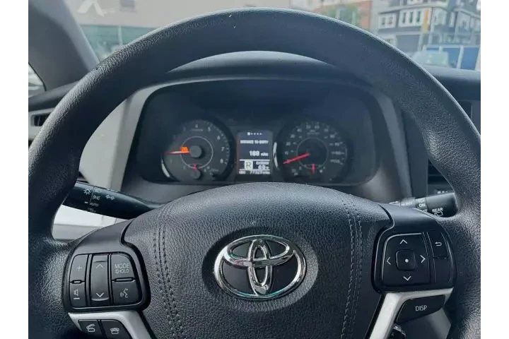 2017 TOYOTA SIENNA2017 TOYOTA image 8