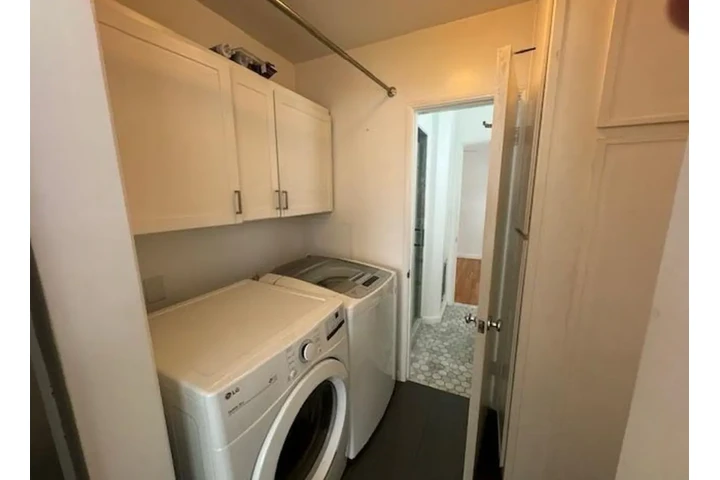 $2400 : 3 Bedroom Home in Los Angeles image 6