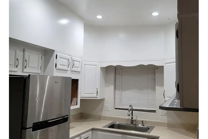 $1550 : Beautiful and private 1 bed 1 image 2