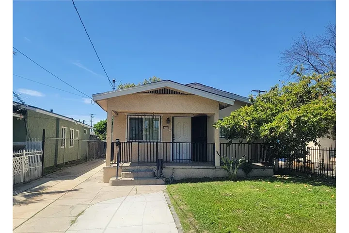 $1990 : JULY move-in @ Bell, CA image 1