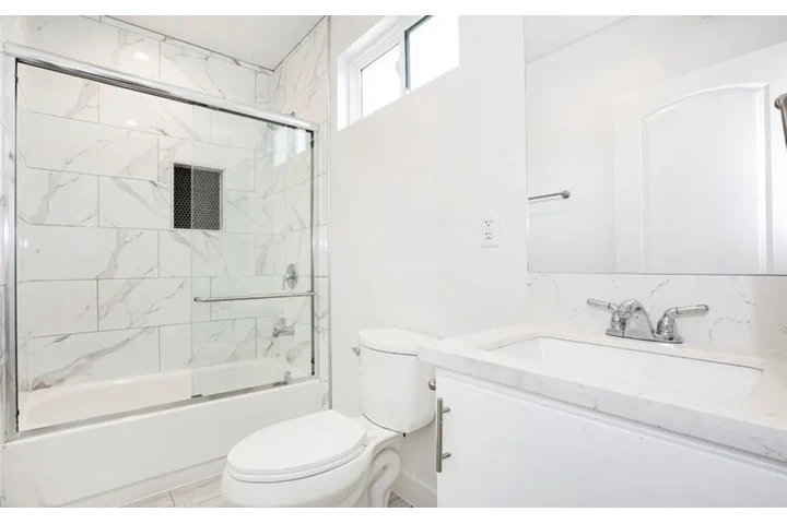 $1930 : 2Bed 2Bath Apt available in LA image 8