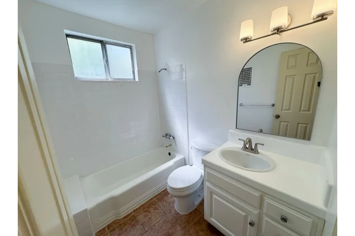 $2000 : 2 Bed 2 Bath Apt in Lynwood image 8