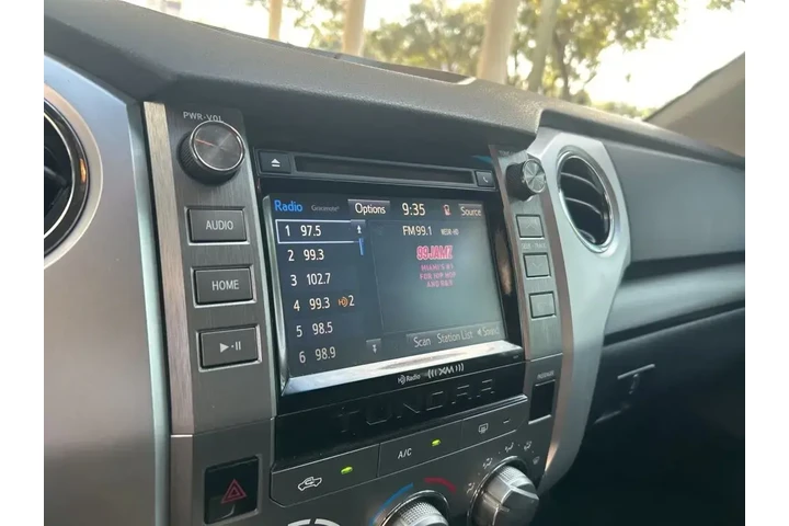 $31087 : Toyota Tundra 2017 4x4 SR5 4 image 9