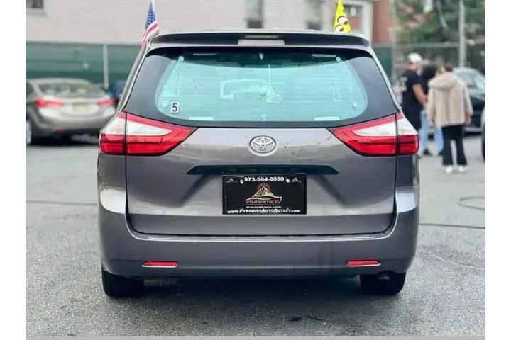 2017 TOYOTA SIENNA2017 TOYOTA image 10