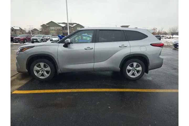 $28491 : Toyota Highlander 2023 LE 4d image 4