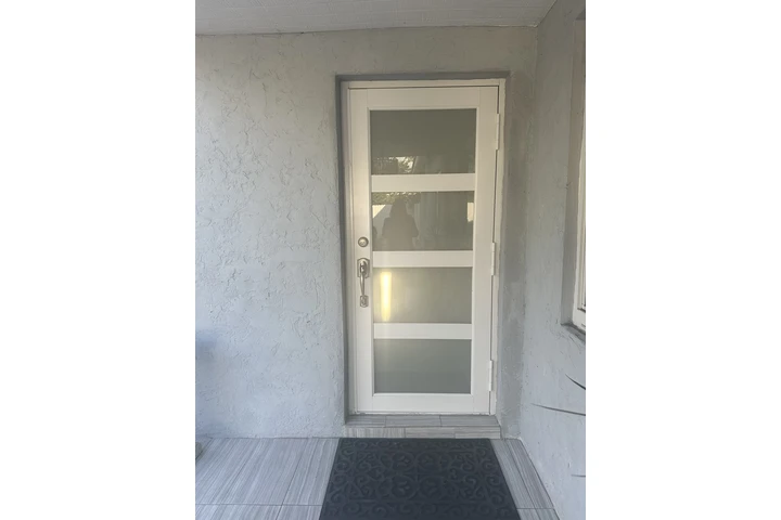 $1800 : Renta efficiency /  un cuarto image 1