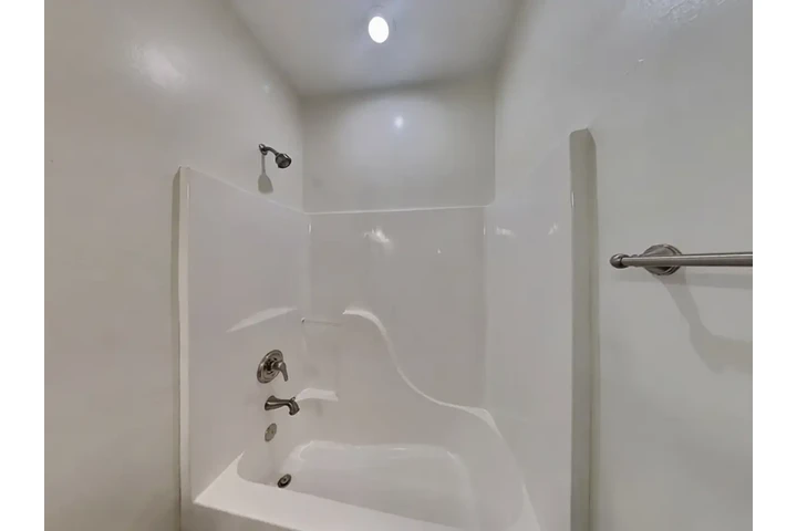 $2501 : Spacious & Modern 3-Bedroom image 9