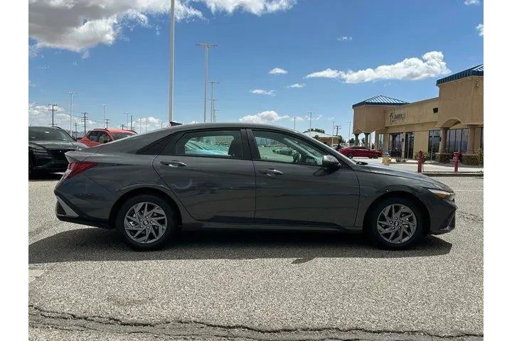$19627 : Hyundai ELANTRA 2024 SEL 4dr image 4