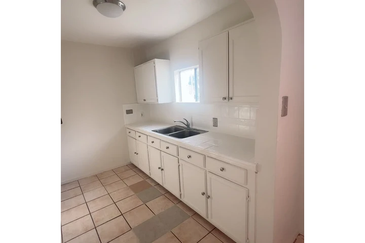 $2495 : Casa con utilidades incluidas! image 2
