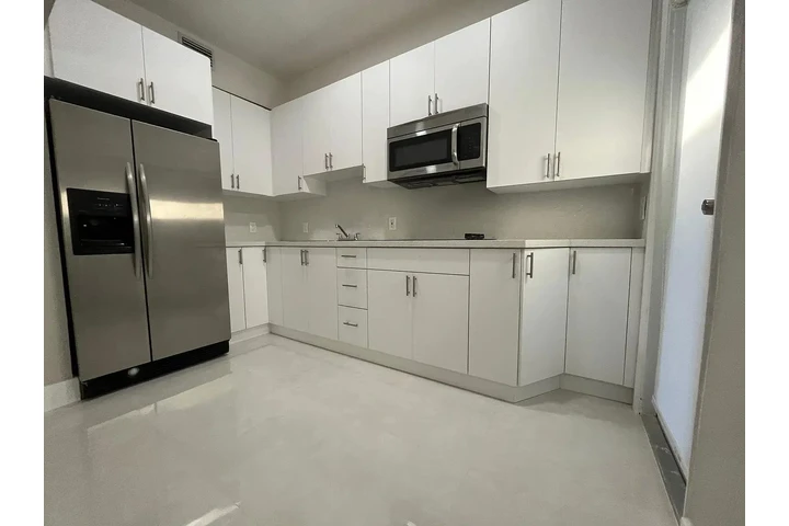 $1200 : Freshly painted spacious home image 2