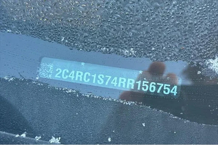 $26990 : Chrysler Pacifica Plug-In Hy image 7