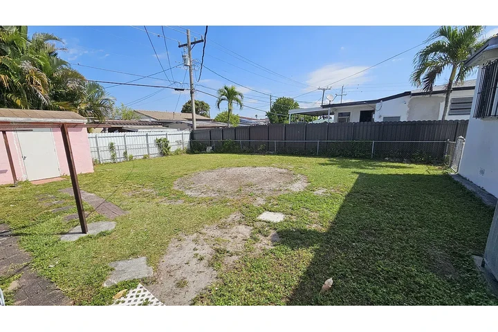 $800 : Beautiful Home...Hialeah, FL image 8