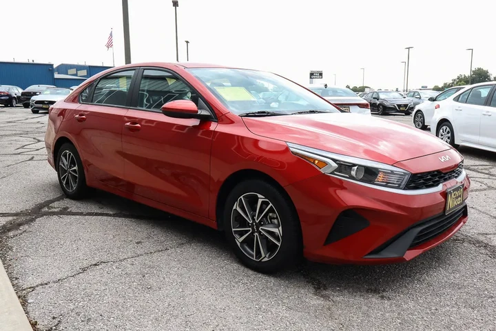 $17288 : 2023 Forte LXS image 3