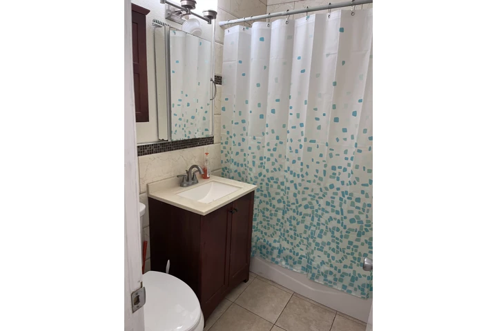 $1000 : Se renta un cuarto image 3