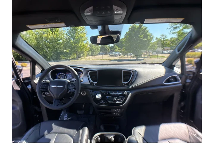 $30000 : 2022 Pacifica Touring L image 4
