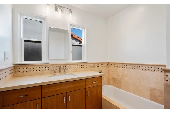$2500 : 3 Bed 2 Bath in Degnan Blvd LA image 8