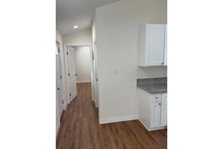 $850 : 1bedroom Apartment in Compton image 4