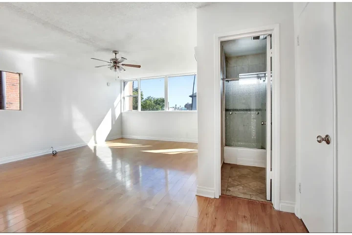 $1450 : 1 Bed 1Bath Apt in Kenmore Ave image 3
