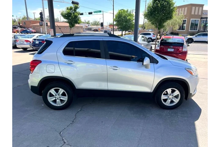 2017 Trax LT AWD image 4