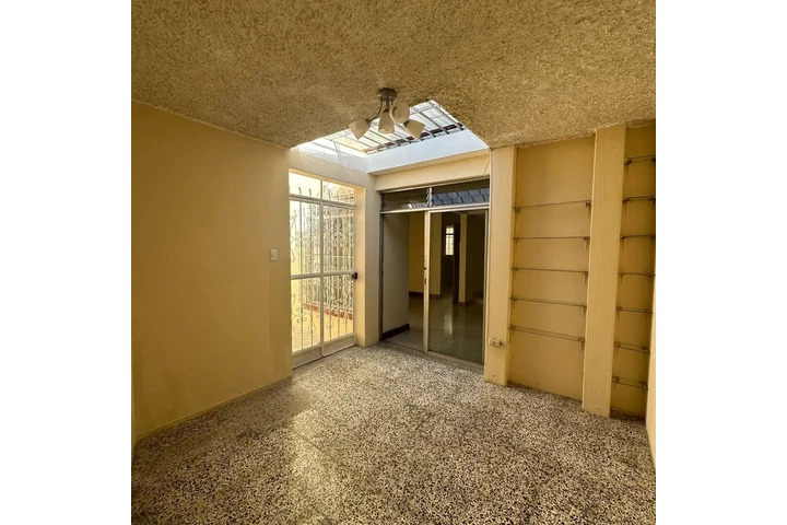 $1000 : Casa en renta zona 11 mariscal image 2