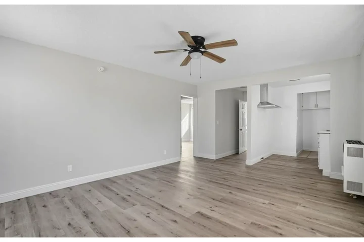 $2000 : 2 Bedroom Apt Available in LA image 3