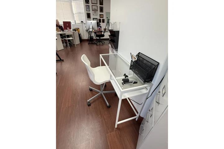 $60 : Escritorios y silla image 5