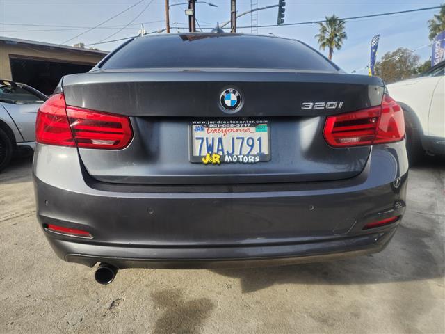 $13995 : 2017 BMW 3-Series 320i Sedan image 6