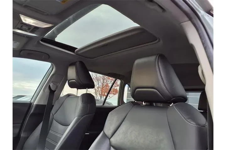 $26949 : Toyota RAV4 2022 AWD XLE Pre image 4