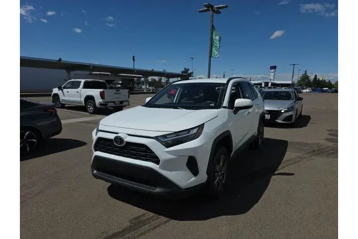 $27900 : Toyota RAV4 2023 XLE 4dr SUV image 3