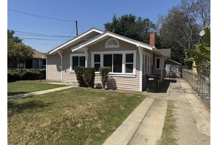 $3000 : Charming Single-Family House image 9