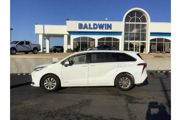 $24950 : Toyota Sienna 2021 LE 8-Pass image 4