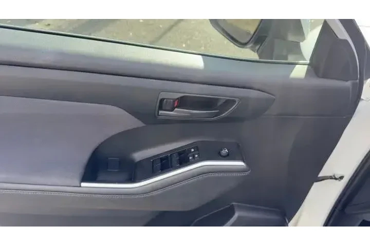 $31388 : Toyota Highlander 2024 LE 4d image 10