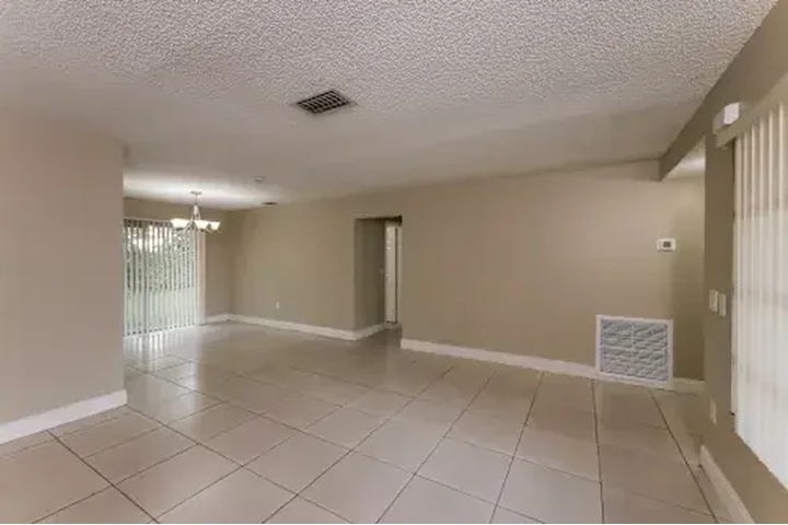 $2200 : 2 Bed 2 bath House in Miami image 2